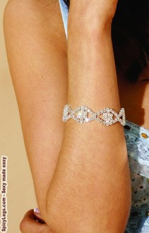 Rhinestone stretch bracelet with flower design